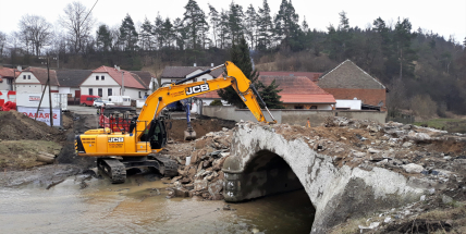 Stavbaři zahájili demolici mostu v Počaplech