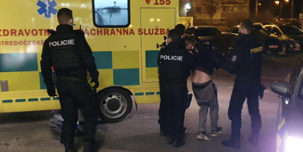 Opilý a agresivní „antirouškař“ napadal obsluhu prodejny, policisté ho zpacifikovali