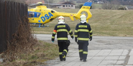 Tři muži se v Bratkovicích otrávili zplodinami z elektrocentrály. Na pomoc spěchaly dva vrtulníky