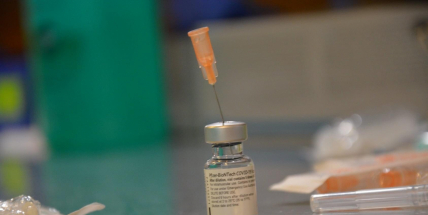 Druhá dávky vakcín Moderna a Pfizer bude podaná po 42 dnech