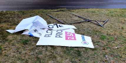 Brzy se potkáme a budeš platit, vzkazuje příbramskému fantomovi majitel poničených poutačů