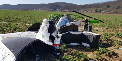 Mezi Dobřichovicemi a Karlíkem spadl vrtulník, dva lidé zemřeli