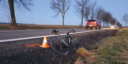 Auto při předjíždění srazilo u Věšína cyklistu