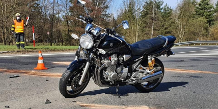 Střet auta s motorkou komplikuje provoz na výjezdu z Příbrami