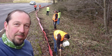 Na Příbramsku zachraňují žáby před koly aut. Když příroda potřebuje pomoct, ani covid nás nezastaví, říkají keškaři