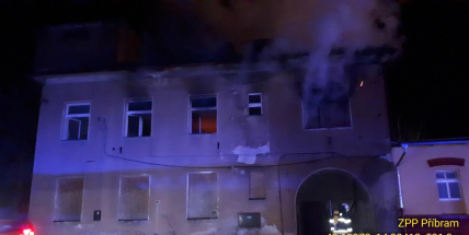 V opuštěné budově na nádraží kdosi rozdělal oheň, zaměstnal šest hasičských jednotek