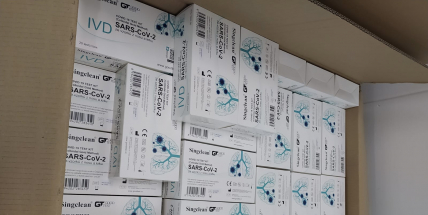 Hasiči začali rozvážet testy na covid pro školy, distribuci komplikuje počasí