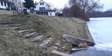 Dobříš bude mít nové přírodní hřiště a opraví schody do rybníka Papež