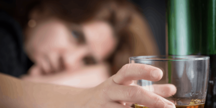 Za pandemie výrazně přibylo lidí, kteří pijí alkohol doma o samotě