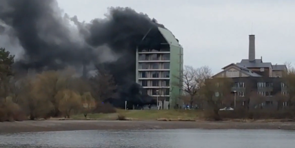 Hasiči likvidují požár uskladněného polystyrenu v rozestavěném hotelu v Dobříši