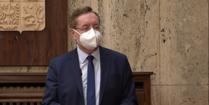 Arenberger navrhne, aby se venku a uvnitř mohli sejít jen dva lidé