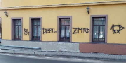 Budovu pivovaru v Jincích poškodili sprejeři. Nikdo nás neumlčí, říká Janeček