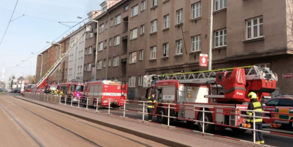 Při požáru bytu v Praze zraněno 14 lidí, z toho šest dětí