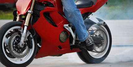 Daněk srazil motorkáře