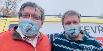 Chcípl PES vyzval restaurace a služby, ať se stanou politickými buňkami