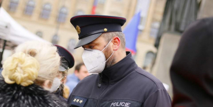 Policie nebude kontrolovat dodržování omezení pro setkání maximálně dvou lidí