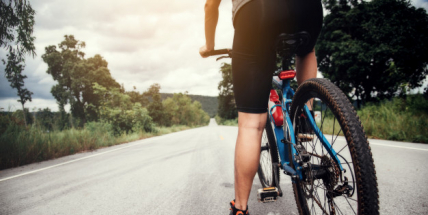 Sněmovna schválila předjíždění cyklistů v bezpečné vzdálenosti