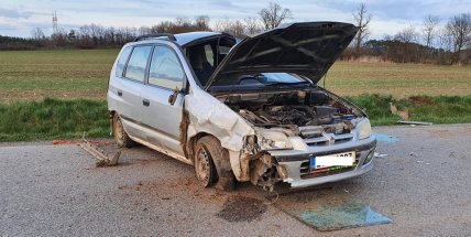 U Dublovic skončilo auto v příkopu, pro těžce zraněného muže letěl vrtulník