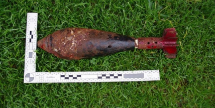 Při vyklízení půdy našel dělostřelecké granáty, odnesl je na zahradu