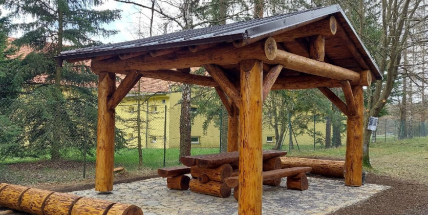 Odpočívadlo doplní dřevěná socha, lesní hřiště i detailní mapa CHKO Brdy