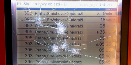 Vandal se zaměřil na autobusové zastávky. Lidská tupost je nedozírná, řekl starosta