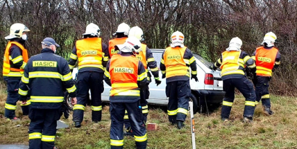 Na strakonické se přetočilo auto přes střechu. Hasiči kolonou neprojeli, na pomoc zraněné řidičce museli běžet