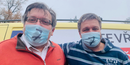 Chcípl PES bude při kampani objíždět zemi s kadeřnictvím