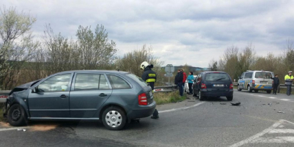 Nehoda dvou vozů komplikovala dopravu u sjedu na R4
