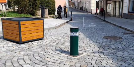 Obyvatelé Pražské ulice mají problém. Mimo vyhrazený čas se k domovu autem nedostanou