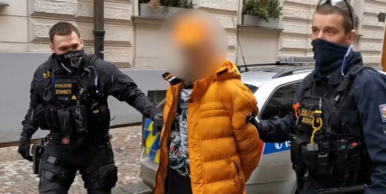 Opilý a zfetovaný muž zapálil chatu, aby udělal dětem radost. Po příjezdu policie byl agresivní