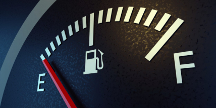 Benzin lehce zdražil, nafta naopak mírně zlevnila