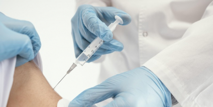 Za poslední týden přibylo osm podezření na úmrtí po očkování