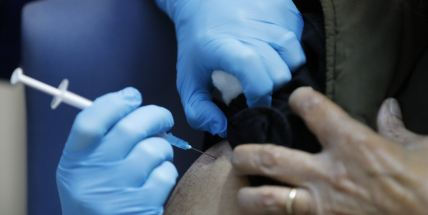 Lidé nad 60 let se mohou začít přihlašovat k očkování proti covidu