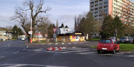 Most na Rynečku je v havarijním stavu. Automobily na mostovce parkovat nemohou