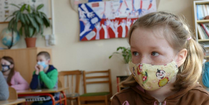 Středočeský kraj bude testovat část dětí ve speciálních školách PCR metodou