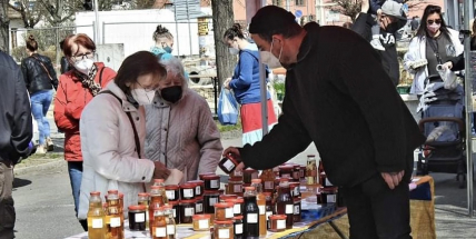 Do Dobříše zavítali trhovci. Přivezli květiny, bylinky i zeleninu