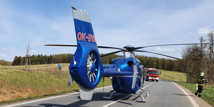 Mladý motorkář přišel při havárii u Příbrami o nohu. Na pomoc vzlétl vrtulník