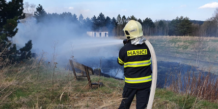 Dvě hasičské jednotky vyjížděly k požáru trávy u ZŠ ve Školní. Zapálili to mlaďasové, řekl svědek