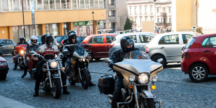 Motorkářům při spanilé jízdě mávaly stovky diváků