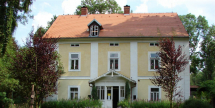 Čapkův památník ve Staré Huti připomene výročí Rádia Svobodná Evropa