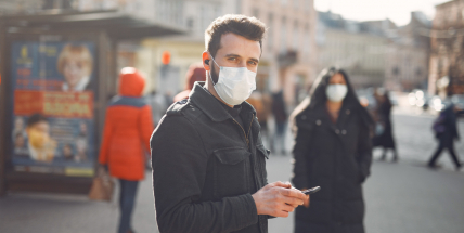 Nakažených v Česku nadále ubývá, v pondělí zpomalilo očkování