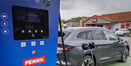Dobít elektromobil během nákupu půjde i v Příbrami
