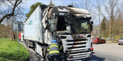 Čtyři hasičské jednotky vyjížděly k požáru kamionu do Dobříše