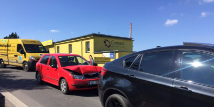 Drobná nehoda komplikuje provoz v Husově ulici