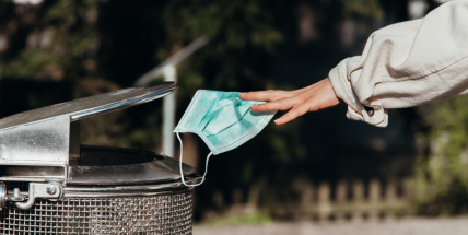 Lidé mohou od příštího týdne venku odložit roušku. Otevřou obchody i další služby