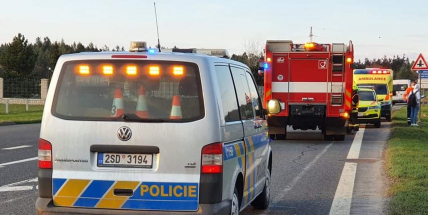 Na strakonické přeletělo auto přes střechu, dva zranění