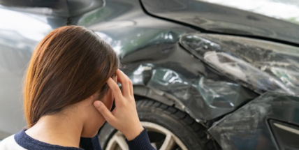 Opilá žena si spletla zpátečku s jedničkou a havarovala