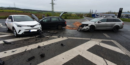 Na výjezdu z Příbrami havarovala tři auta, nikdo se nezranil