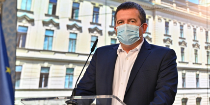 Hamáček podává trestní oznámení na autory reportáže, žádá 10 milionů