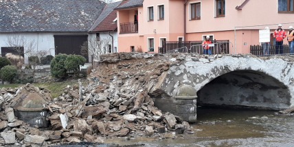 Stavbaři v Počaplech na Příbramsku zbourali most přes Mlýnský potok